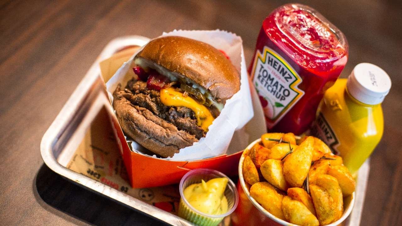 Hambúrguer, batata frita, ketchup e mostarda