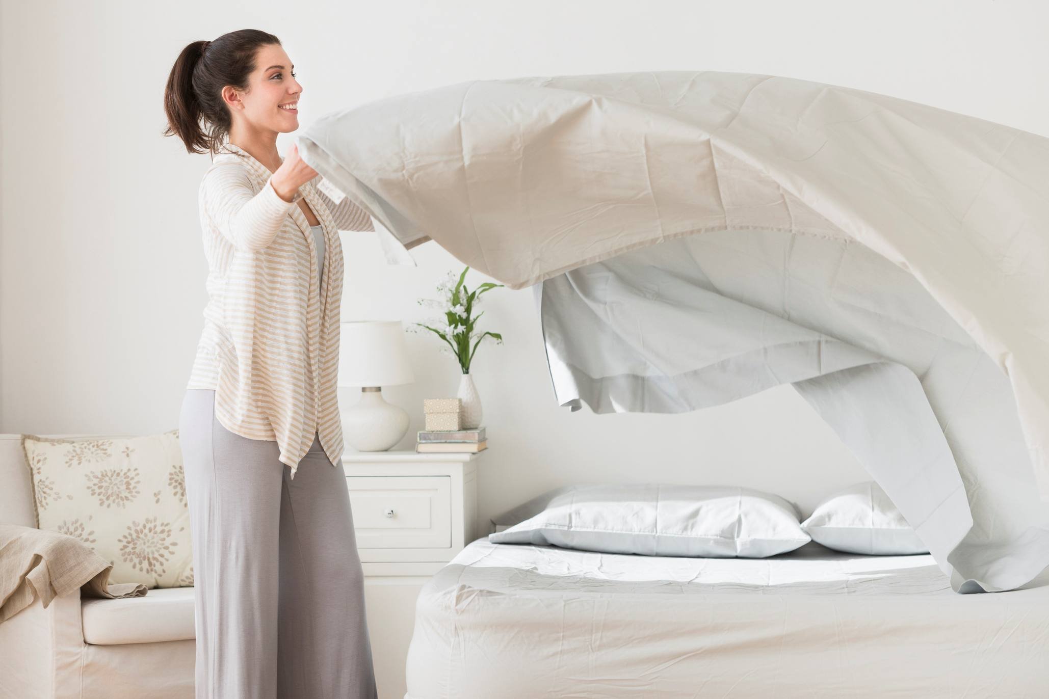 Carol Frota ensina a organizar roupas de cama e banho de forma funcional