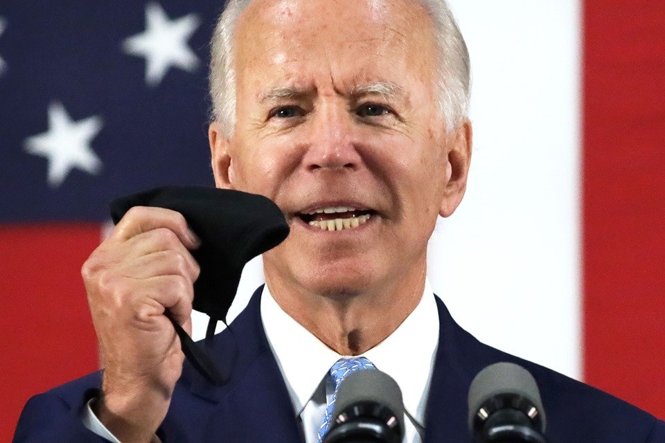 Joe Biden segurando máscara