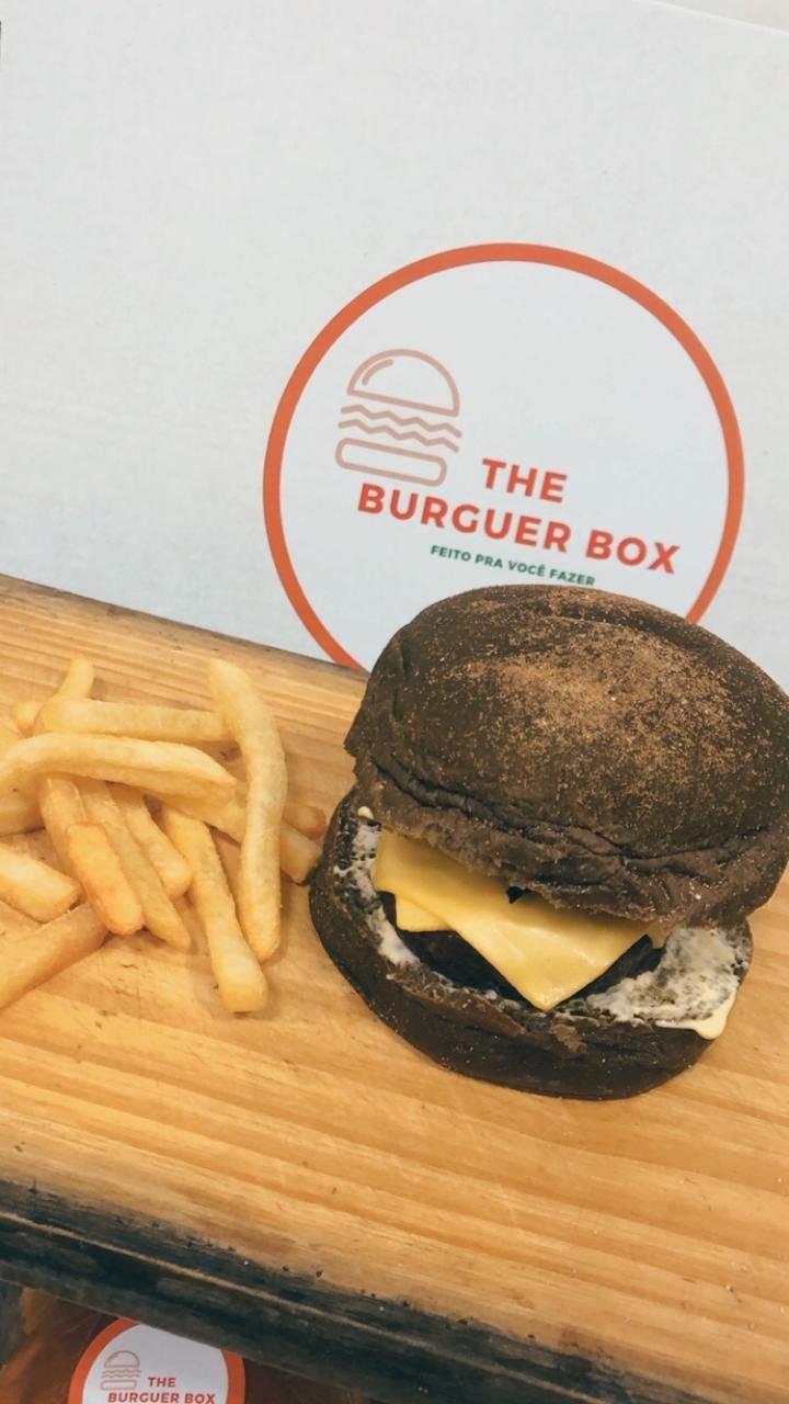 Hambúrguer e batatas