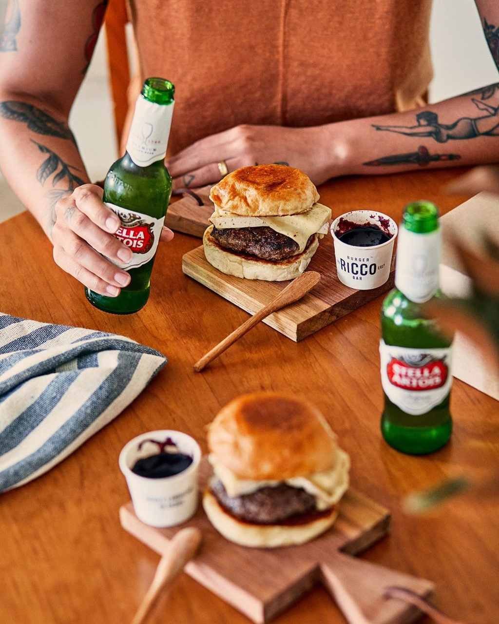 Hambúrguer, molho e cerveja