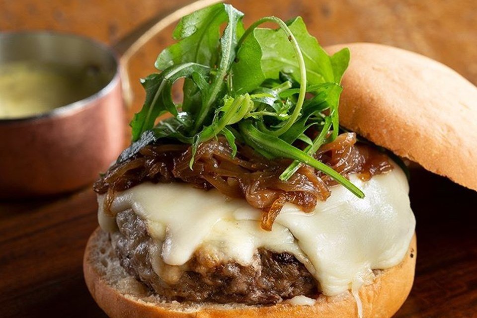 Hambúrguer com ceola caramelizada e rúcula