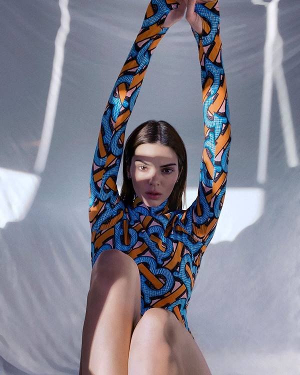 Modelo Kendall Jenner em campanha de moda