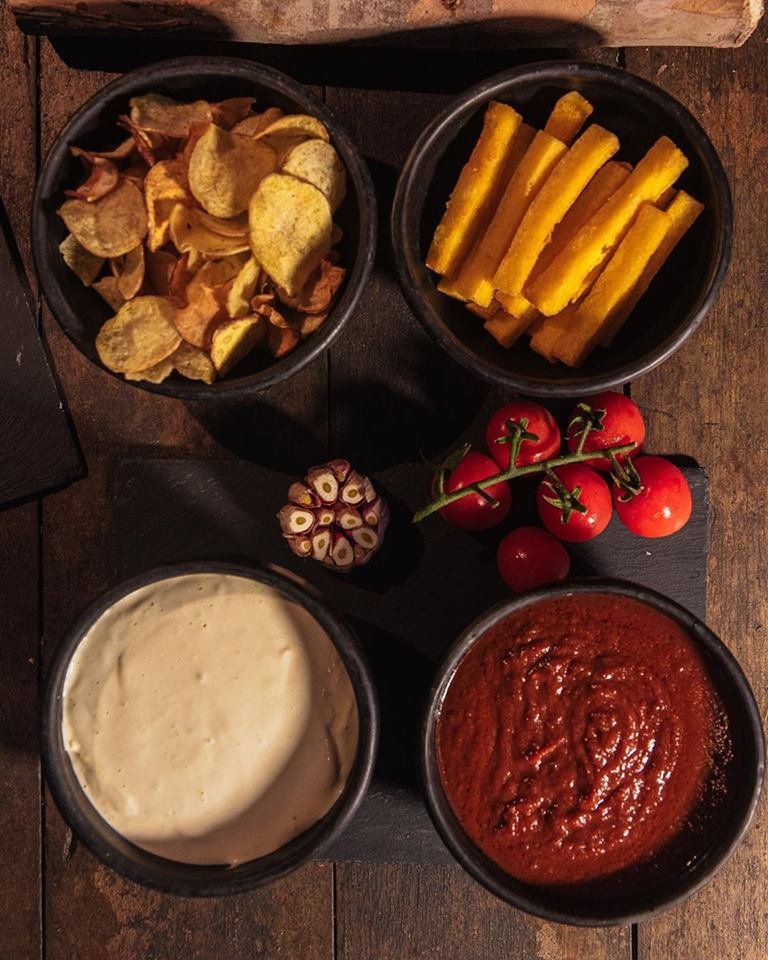 Batata chips, polenta frita e molhos