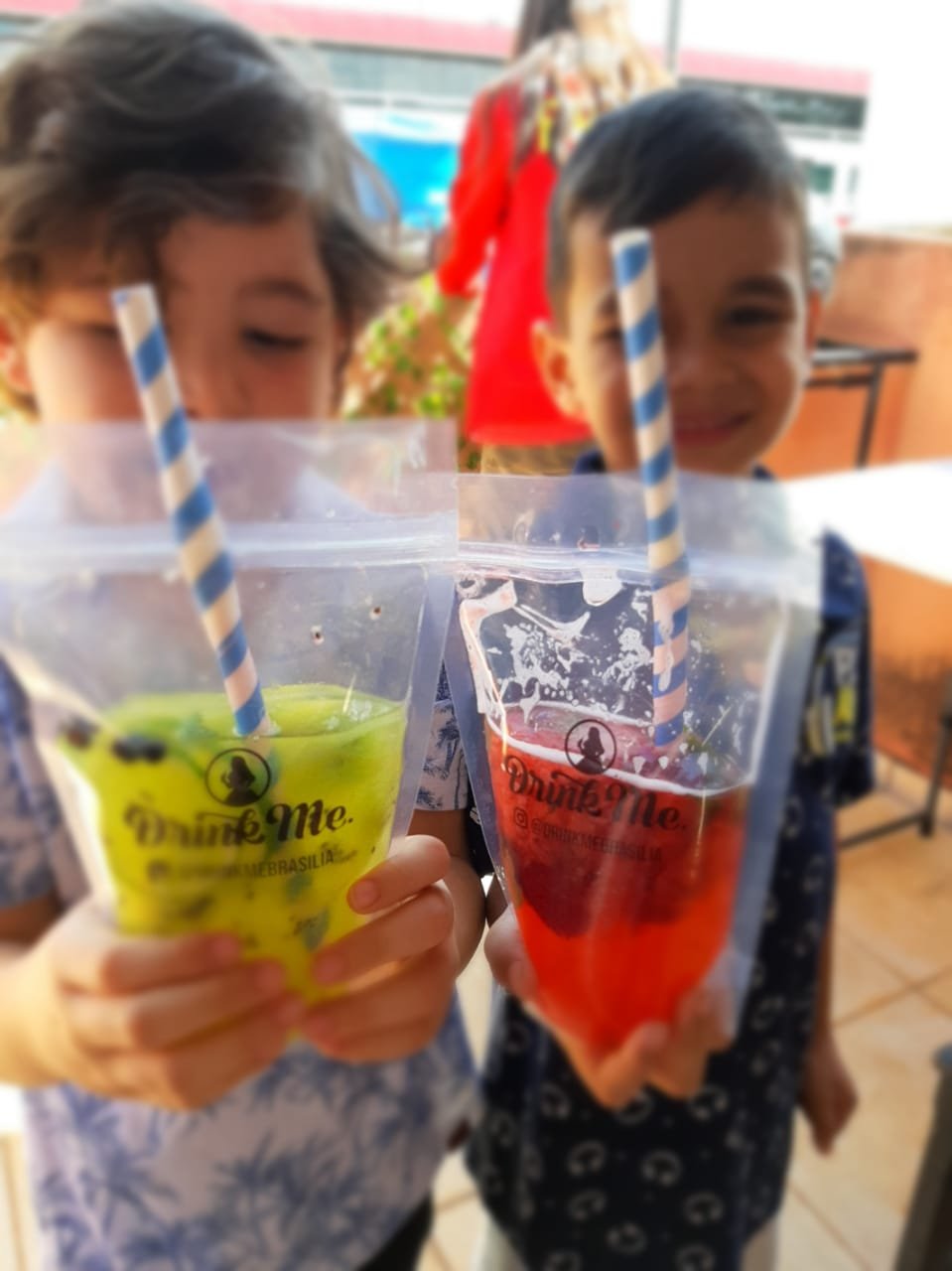 Crianças segurando bebidas