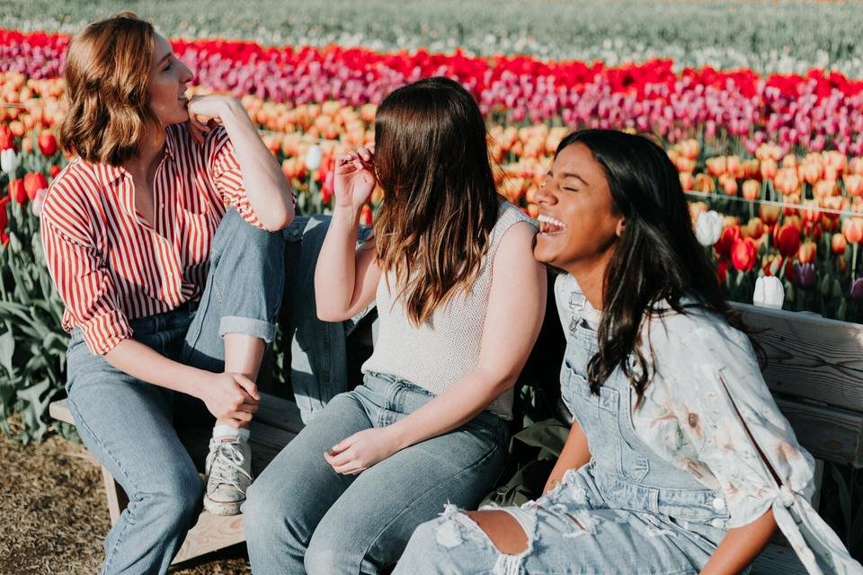 Amigas conversando, relacionamento