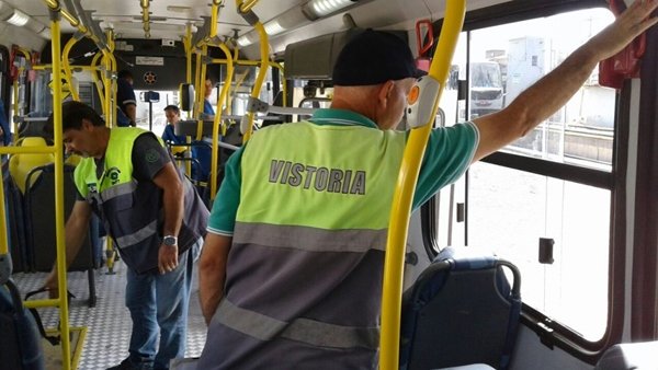 Vistoriadores dentro de ônibus