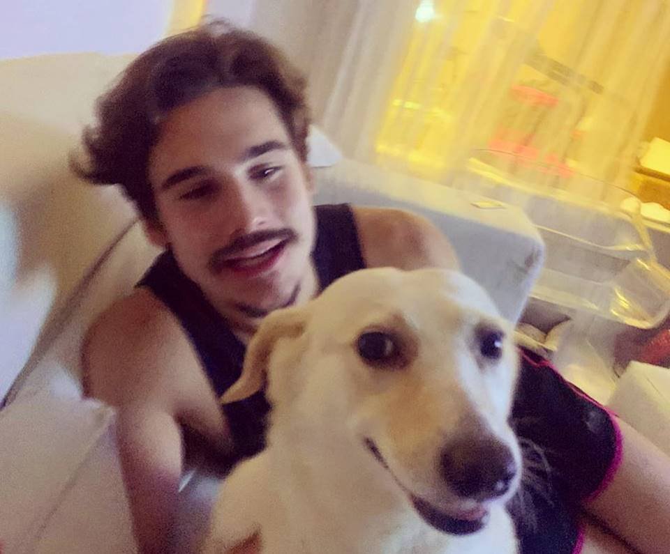 Nicolas Prattes e Branca no sofá