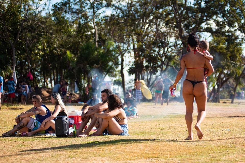 Aglomerações na orla da Ponte JK