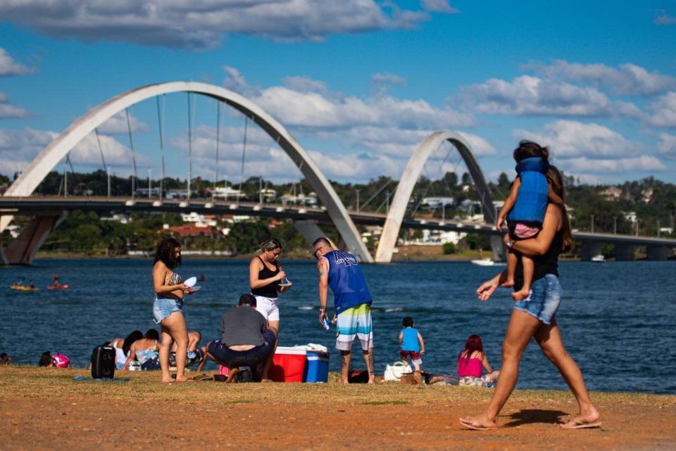 Aglomerações na orla da Ponte JK