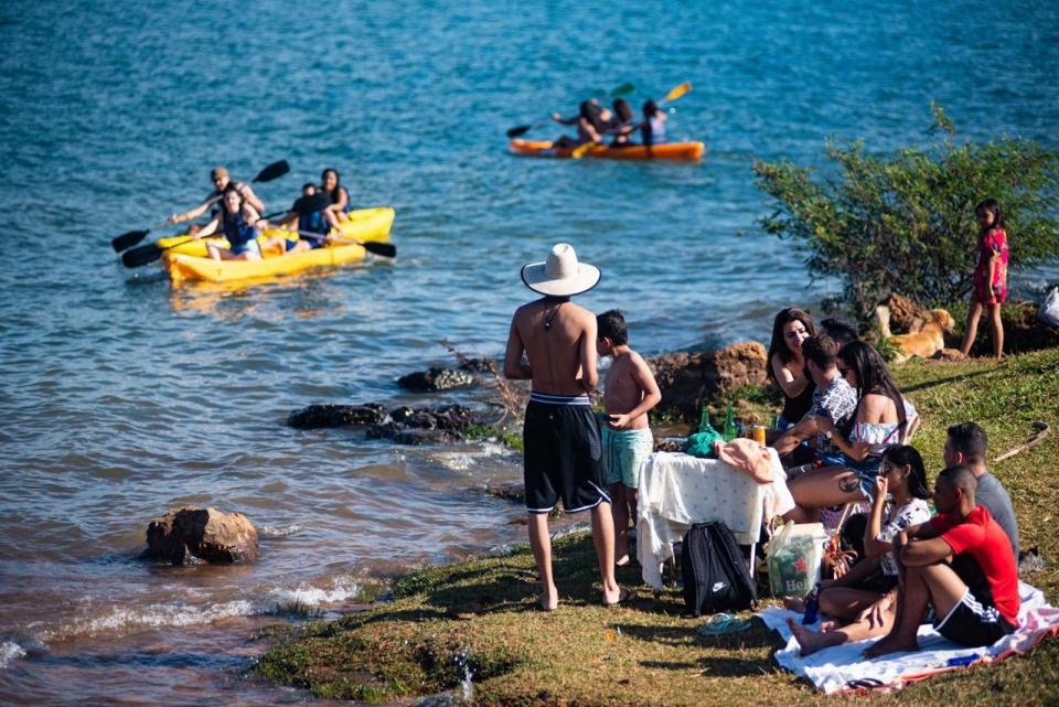 Aglomerações na orla da Ponte JK