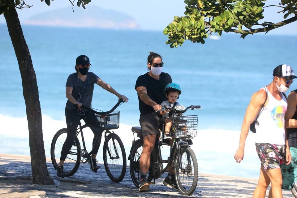 Dudu Azevedo com o filho na praia