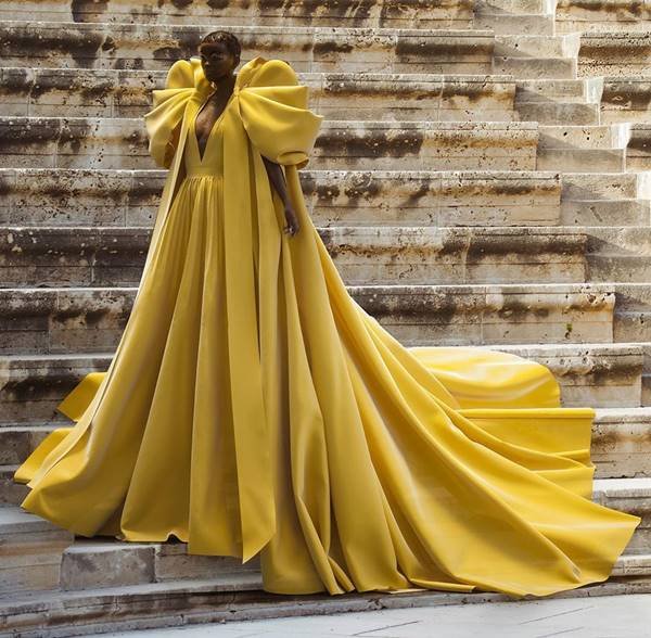 Vestido amarelo da coleção outono/inverno 2020 de alta-costura da Ralph & Russo