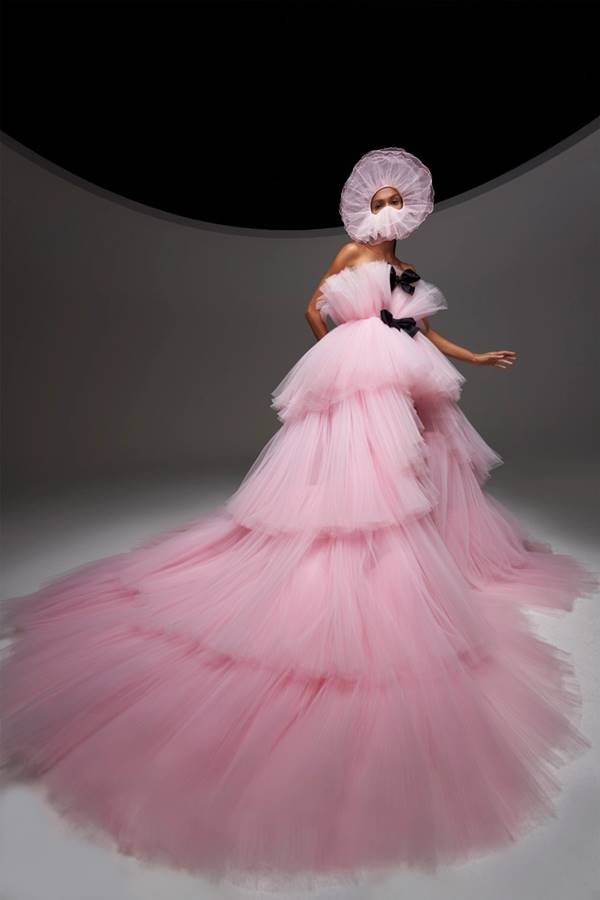 Joan Smalls com look da coleção 19 de couture de Giambattista Valli