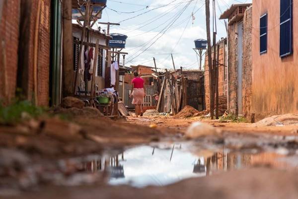 Mulher caminhando em favela