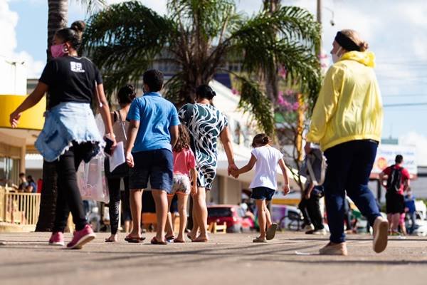 Pessoas caminhando na rua