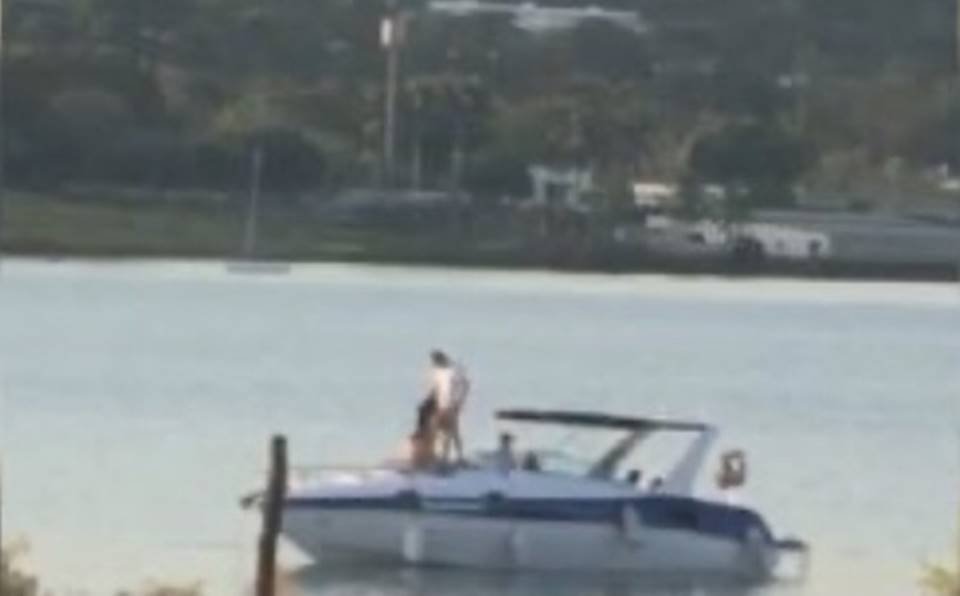 Casal transando em cima da lancha