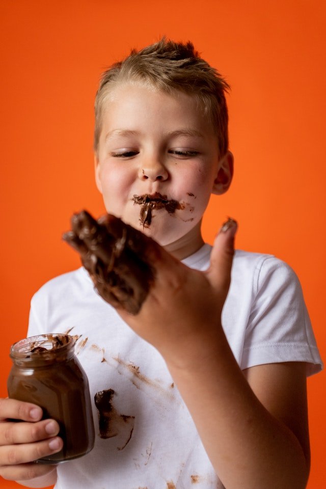 menino-comendo-chocolate