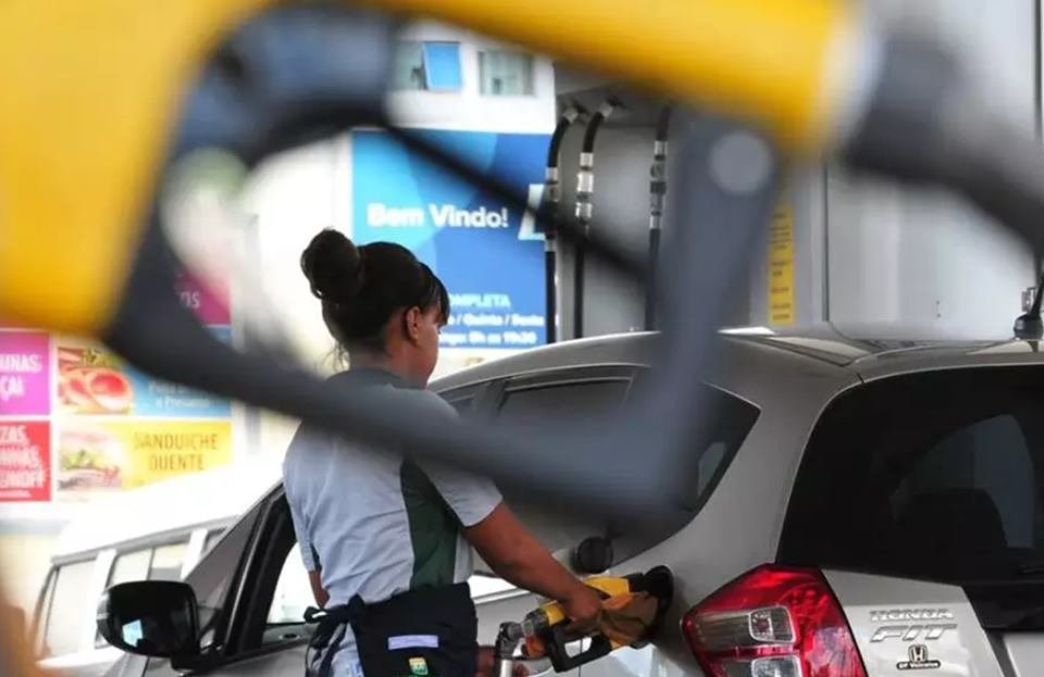 Com gasolina a R$ 5, motoristas desistem de apps de corrida no DF