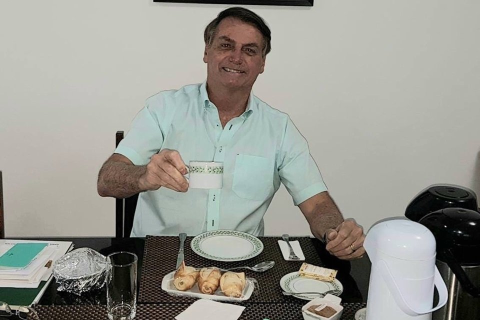 Bolsonaro tomando chá