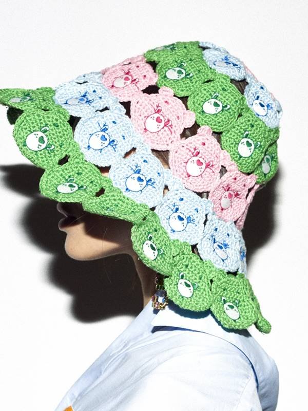 Bucket hat da marca italiana GCDS inspirado nos Ursinhos Carinhosos
