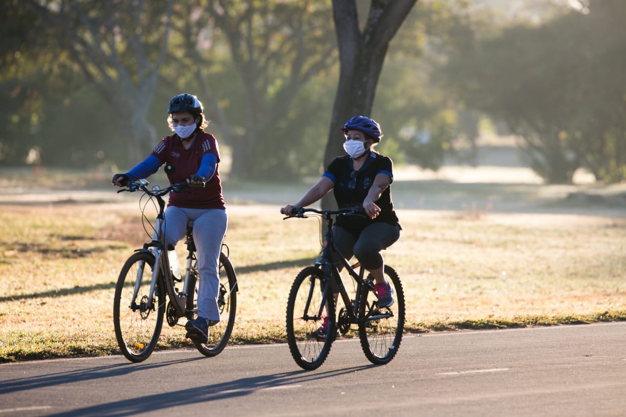 Mulheres andando de bicicleta em parque