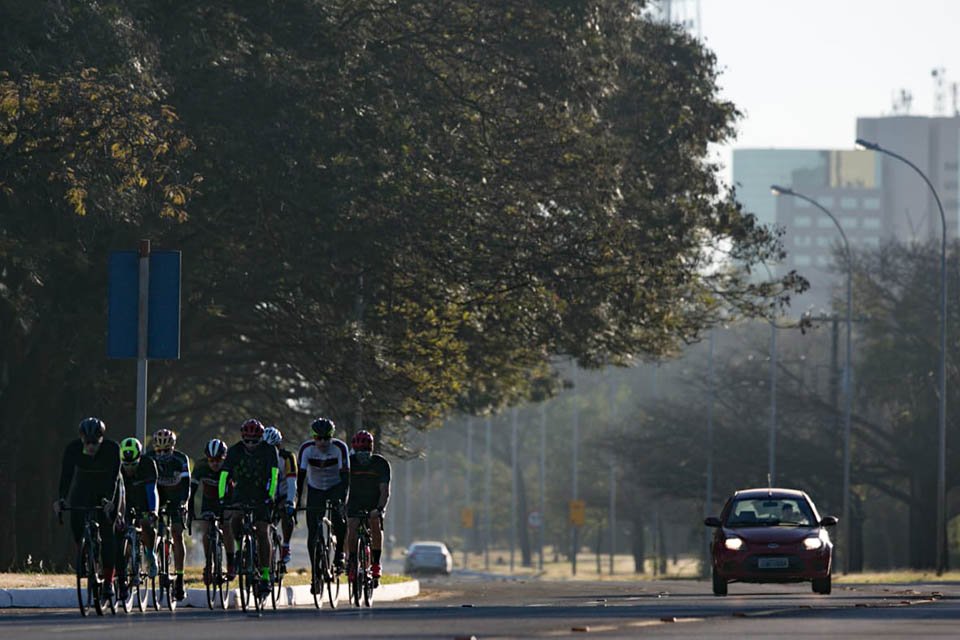 Ciclistas treinam no Parque da Cidade Sarah Kubitschek, na Asa Sul