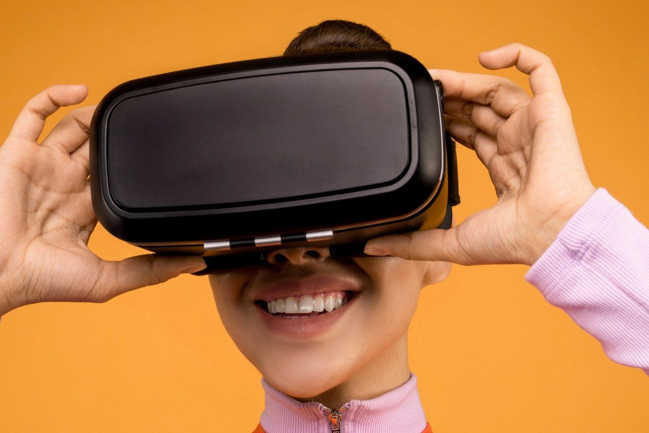 mulher-usando-oculos-de-realidade-virtual