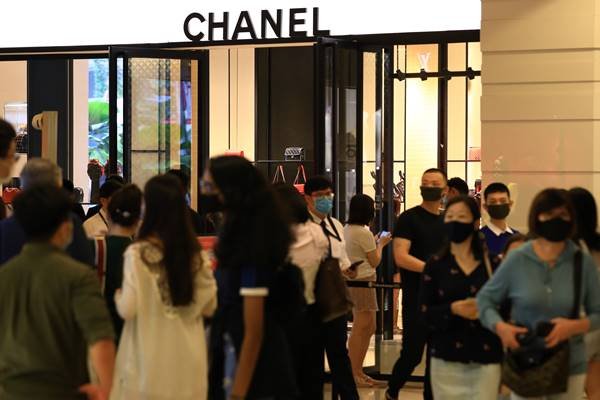 Aglomeração em frente a loja da Chanel 
