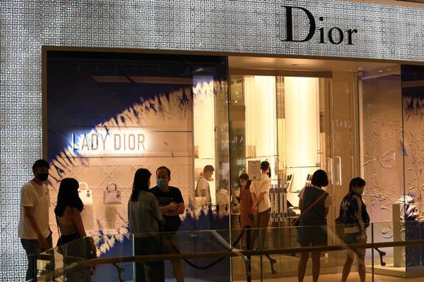 Fila em frente a loja da Dior 