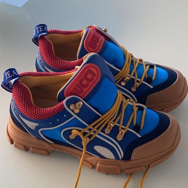par de tenis da gucci