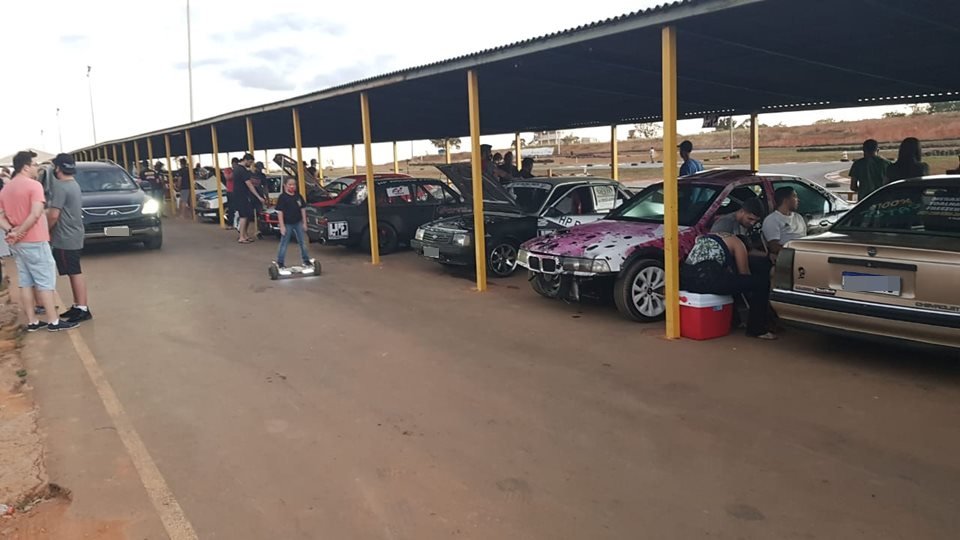 Corrida clandestina tem até plateia sem máscara em kartódromo no DF