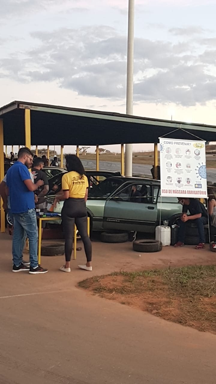 Corrida clandestina tem até plateia sem máscara em kartódromo no