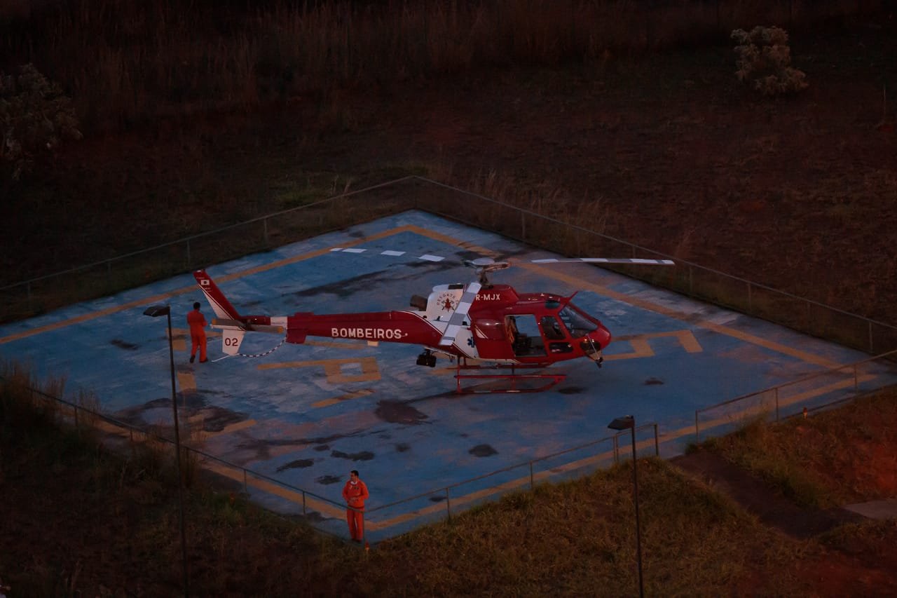 Helicóptero dos bombeiros socorro homem baleado em Águas Claras