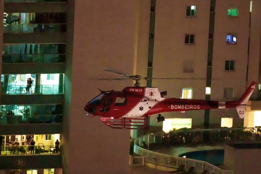 Helicóptero dos bombeiros socorro homem baleado em Águas Claras