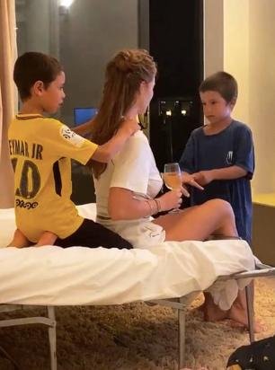 Cintia Dicker e os filhos de Pedro Scooby