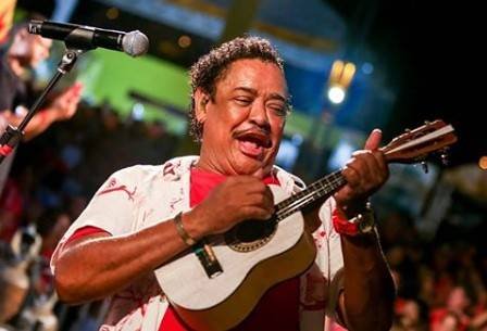 Foto de Compadre Washington com um cavaquinho - Metrópoles