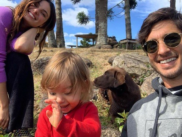 Isis Valverde e família