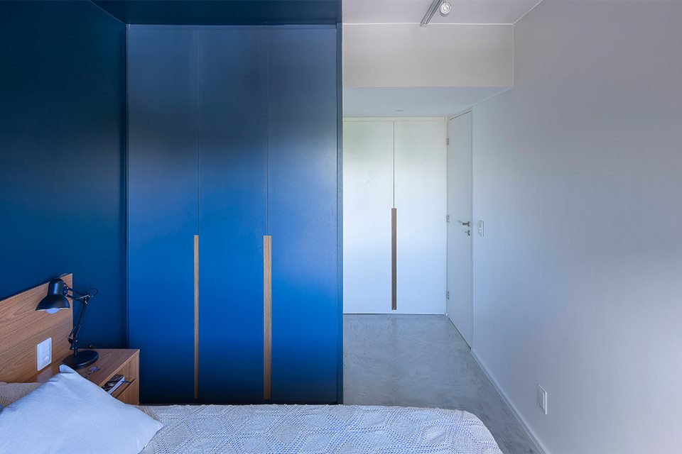 armário azul no quarto