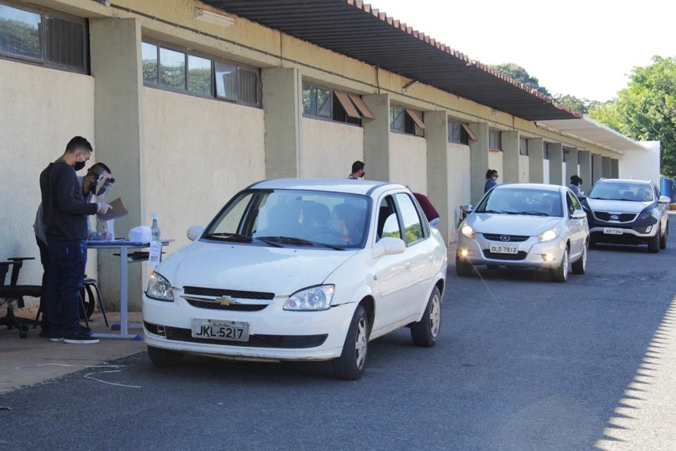 professores nomeados entregam documentos em drive thru da Educação