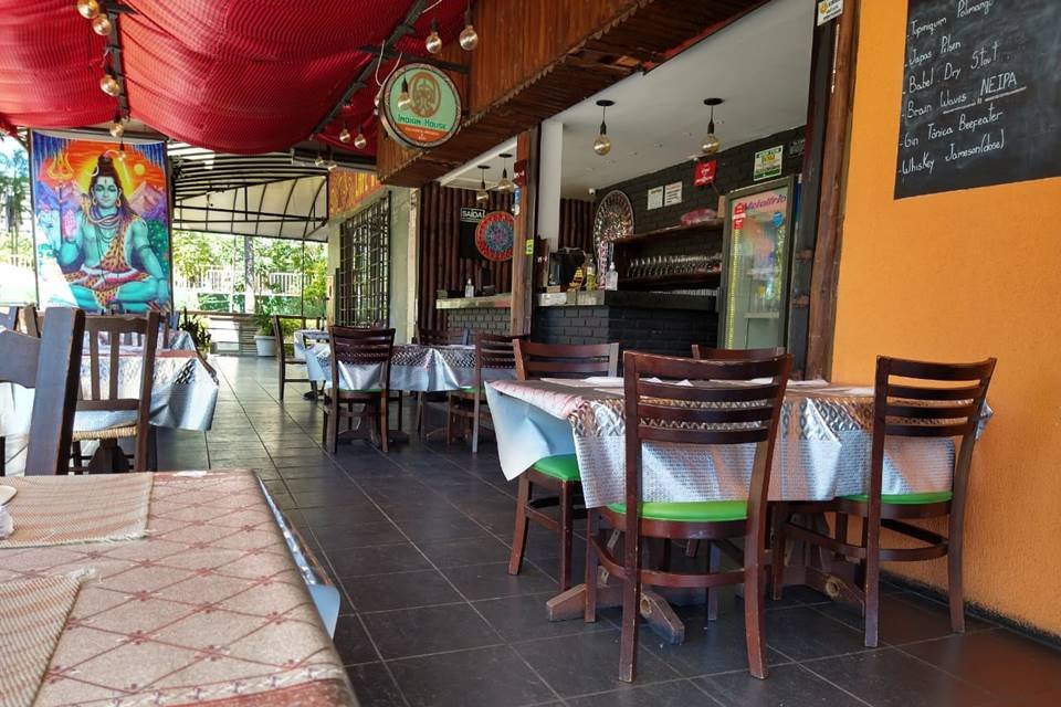 Após quatro meses, bares e restaurantes do DF reabrem com