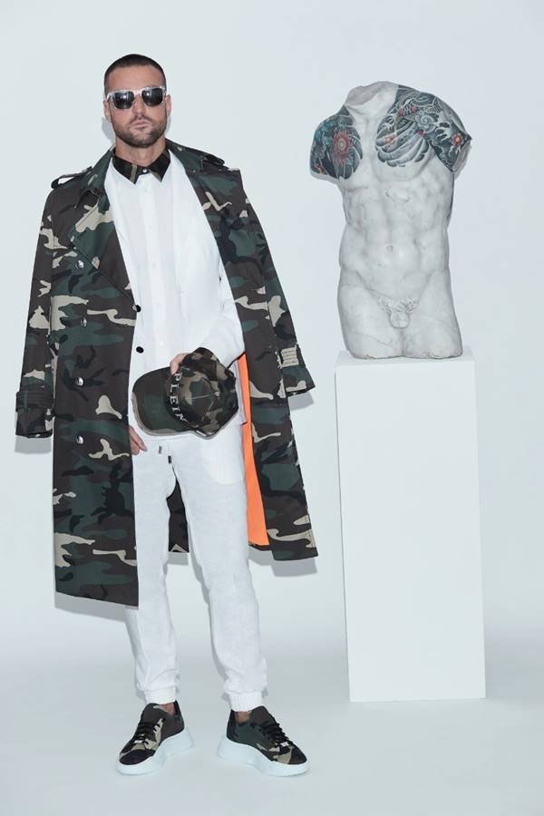 Philipp Plein posando com look masculino de primavera/verão 2021 da marca homônima