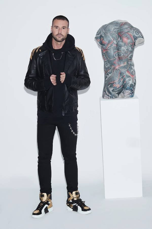 Philipp Plein posando com look masculino de primavera/verão 2021 da marca homônima