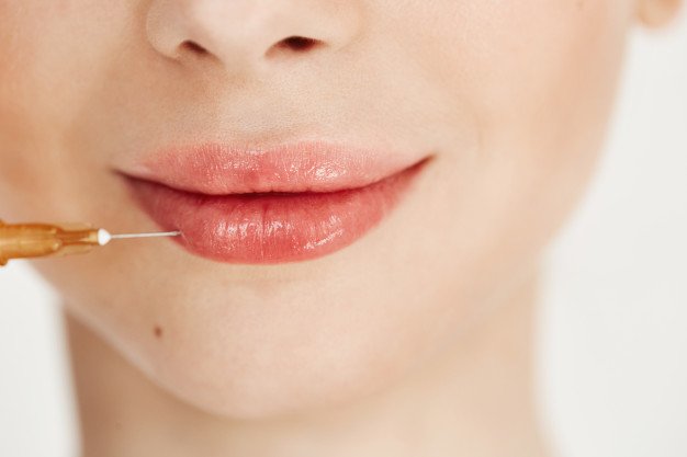 Mulher fazendo preenchimento labial