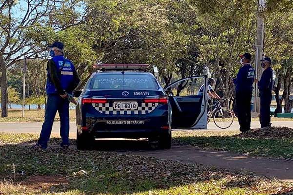 Fiscalização do uso de máscara no Parque da Cidade contra o coronavírus