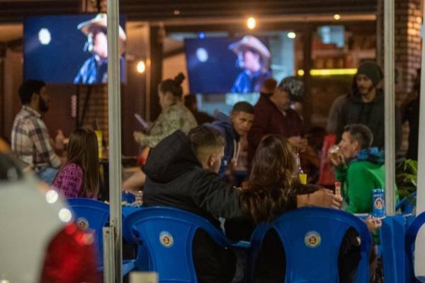 Após reabertura, bar fica cheio no DF durante a pandemia do novo coronavírus