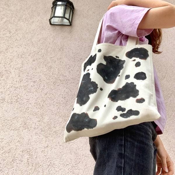 Tote bag com estampa de vaca, por @ninaitingv