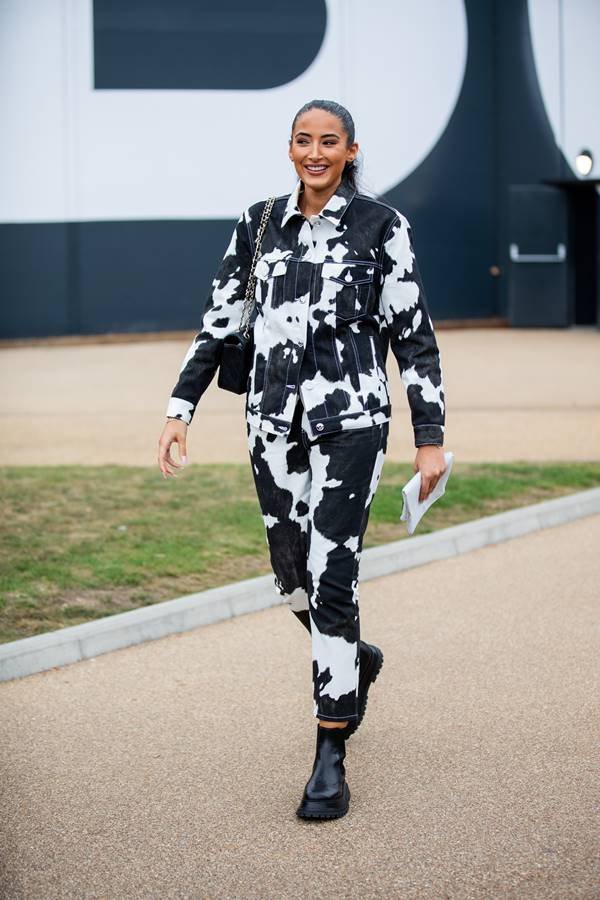 Mulher vestindo conjunto com estampa de vaca