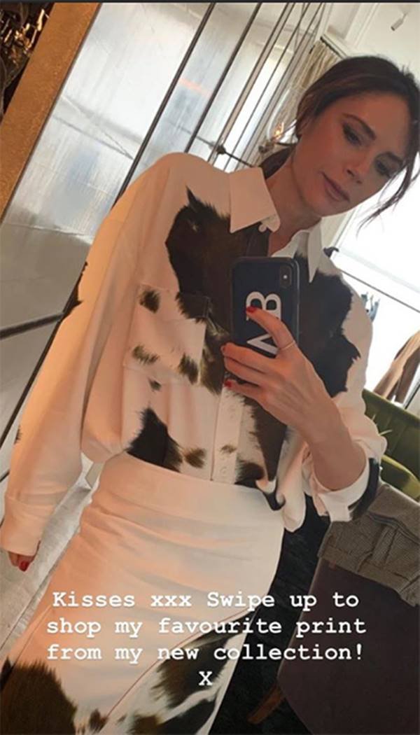 Victoria Beckham usando peças com estampa de vaca