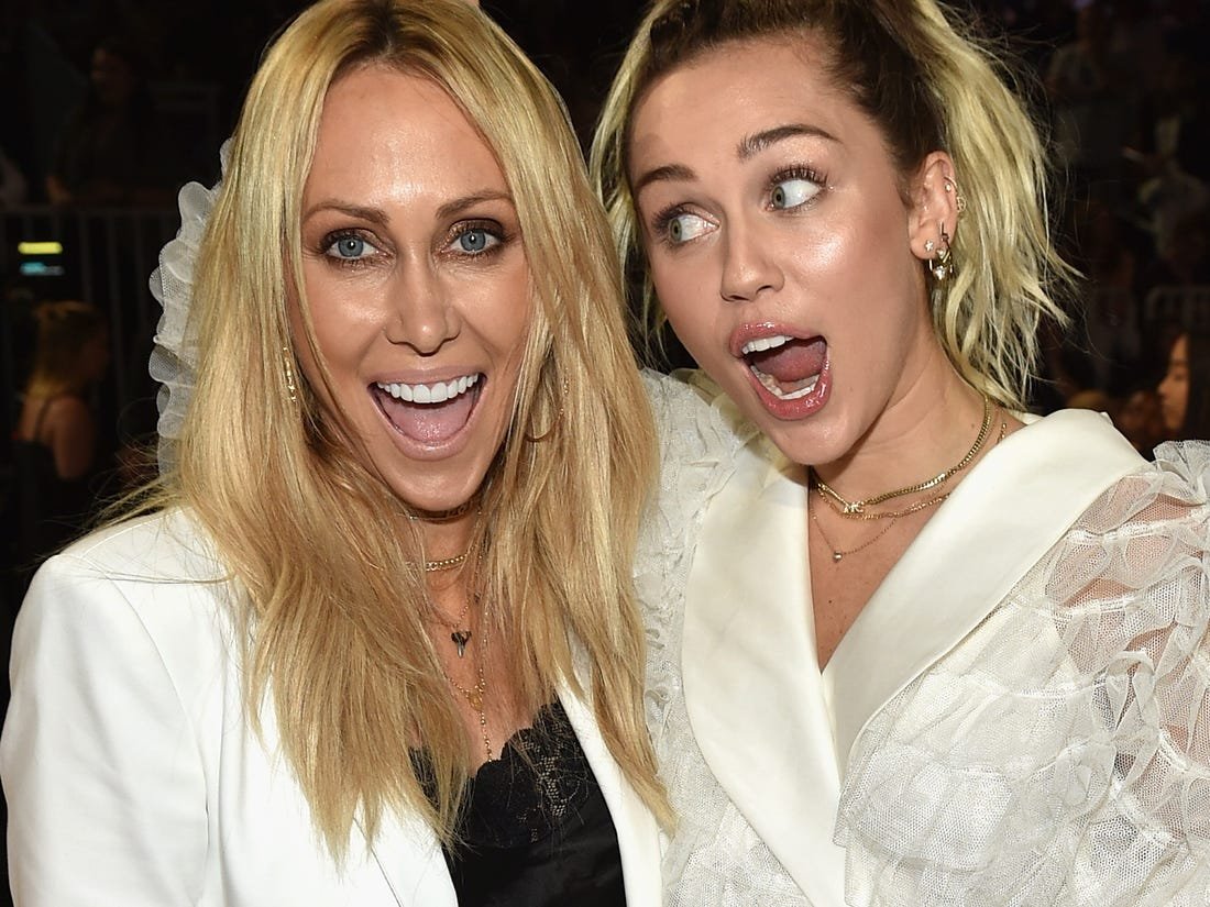 Mãe De Miley Cyrus Sobre Fase Sóbria Da Filha “não Bebe Nem Fuma Maconha” Metrópoles 7013